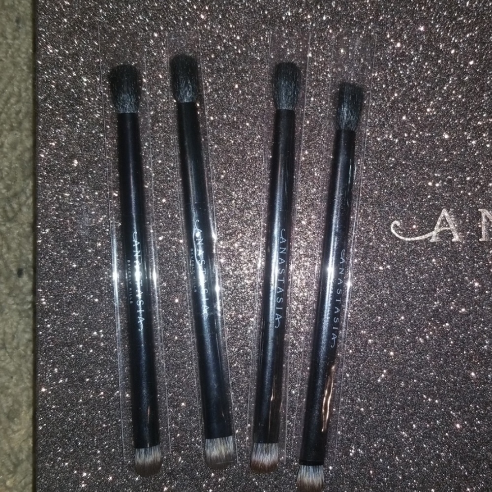 Anastasia Beverly Hills brushes